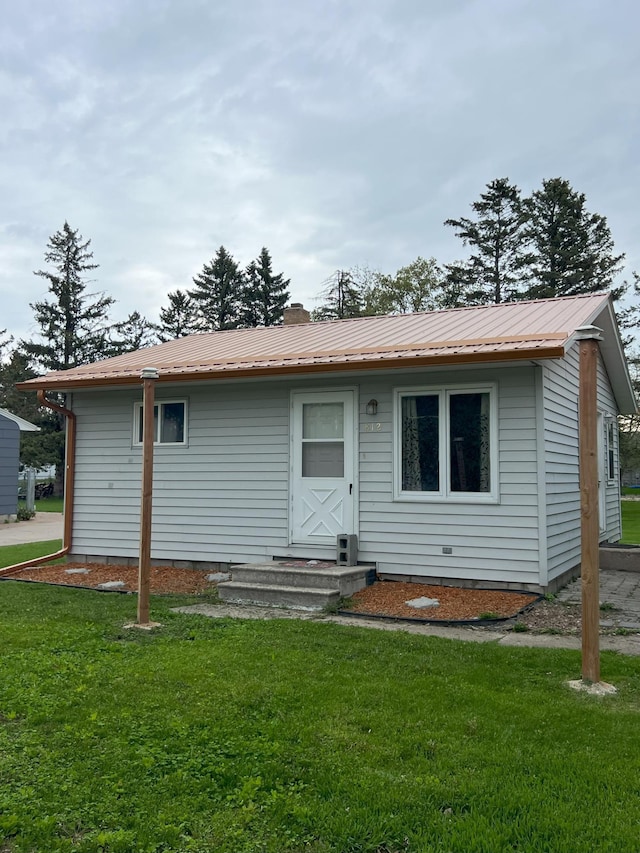 view of front of property with a front yard