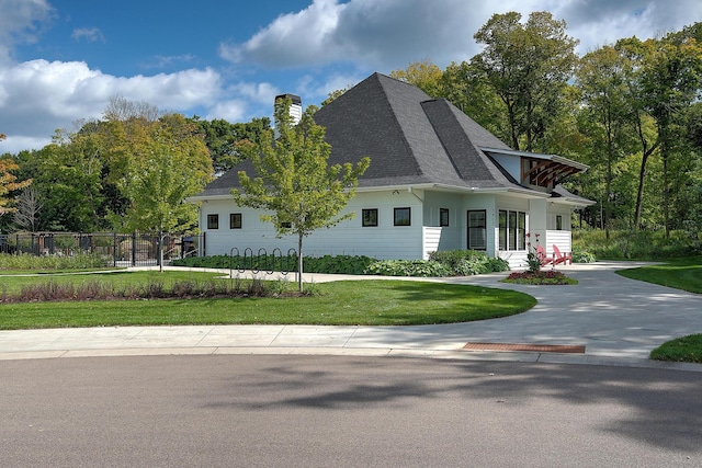 view of front of house featuring a front lawn