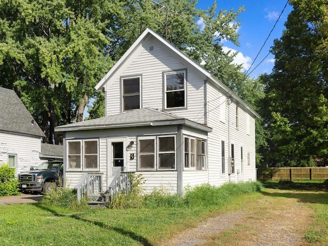 view of front of home featuring a front lawn