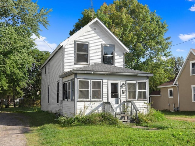 view of front facade featuring a front lawn