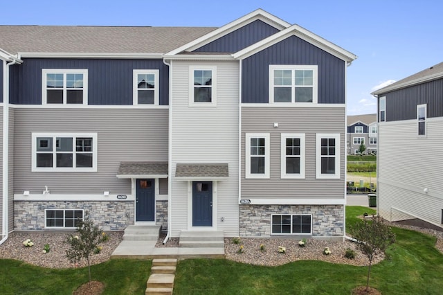 view of front of house with a front lawn