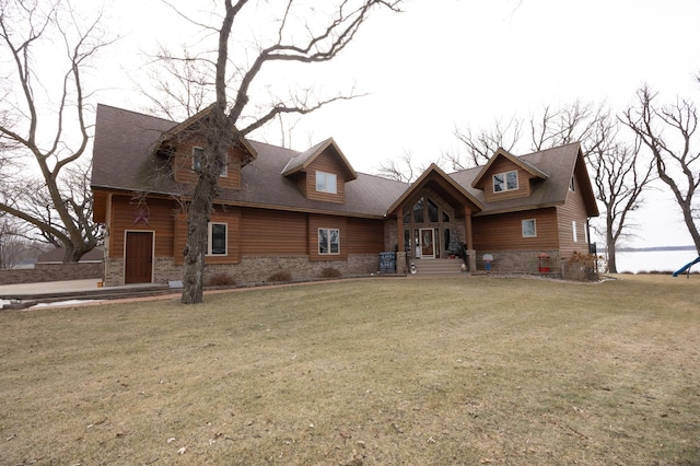 view of front of property featuring a front yard