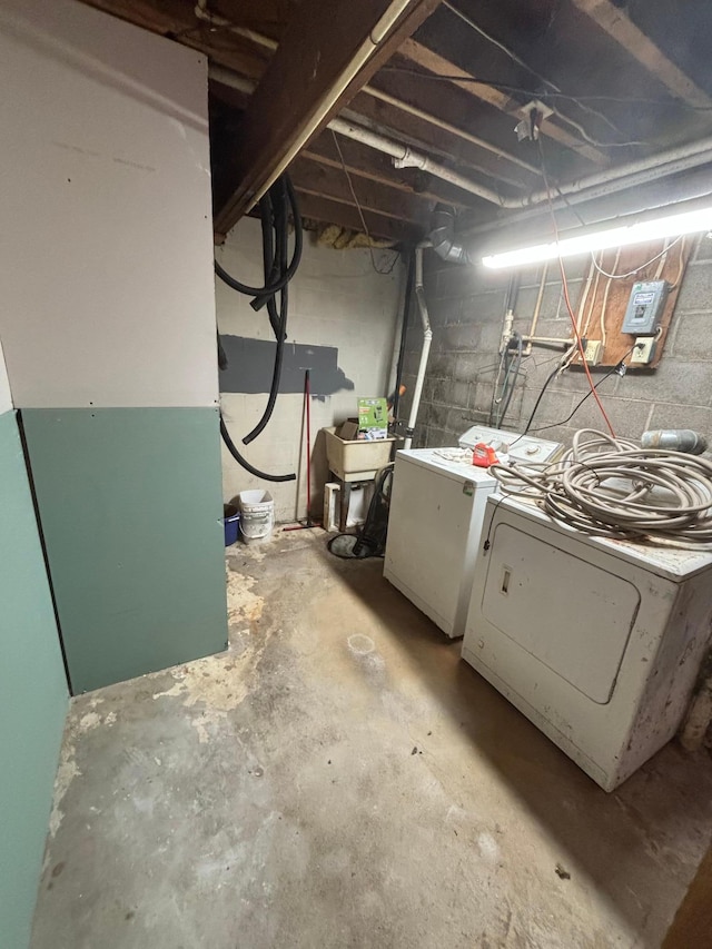 basement featuring heating unit and washer and clothes dryer