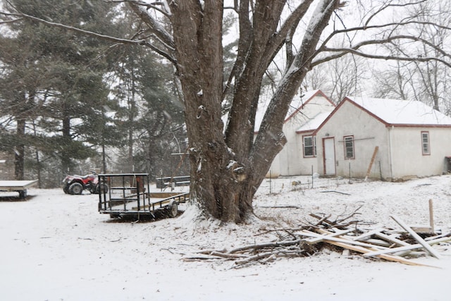 view of yard layered in snow