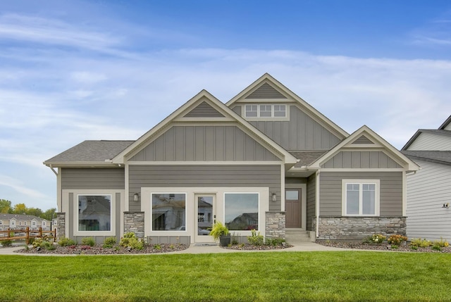 craftsman-style house featuring a front yard