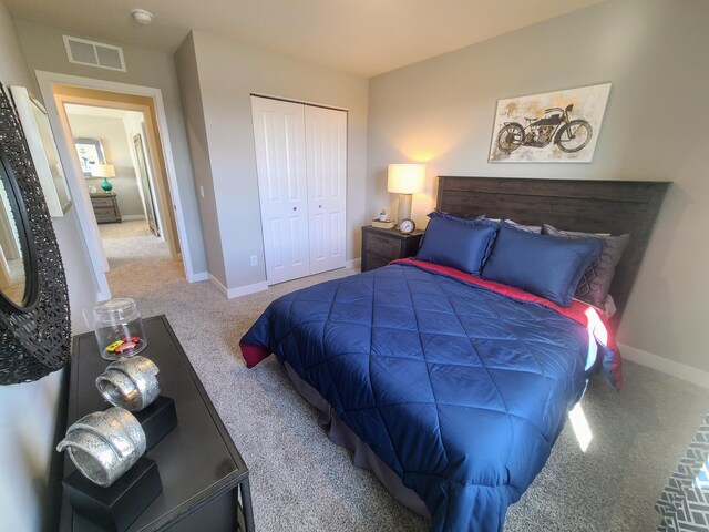 bedroom featuring carpet flooring and a closet