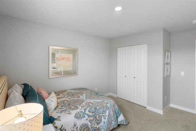 bedroom featuring carpet flooring and a closet