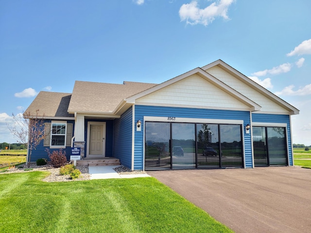 view of front facade featuring a front yard