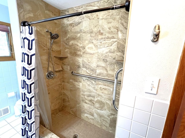 bathroom featuring a shower with shower curtain