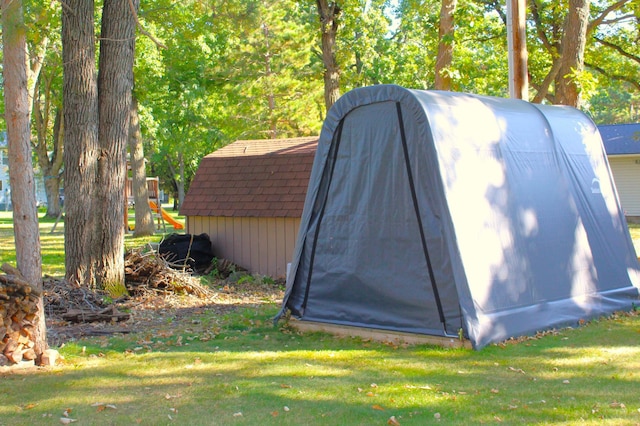 exterior space featuring an outbuilding and a yard