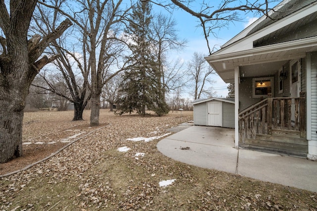 view of yard with a shed