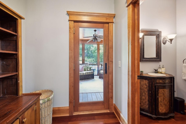 entryway with ceiling fan and dark wood-type flooring