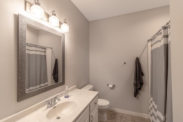 bathroom featuring a shower with shower curtain, vanity, and toilet