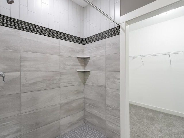 bathroom featuring tiled shower