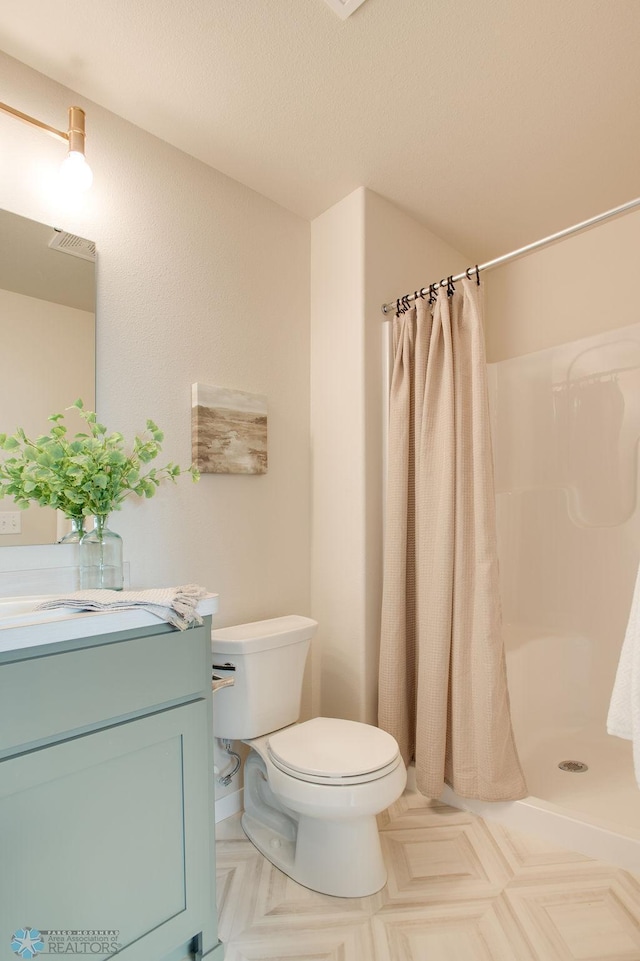 bathroom with a shower with curtain, toilet, and vanity