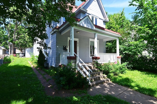 view of front of property featuring a front lawn