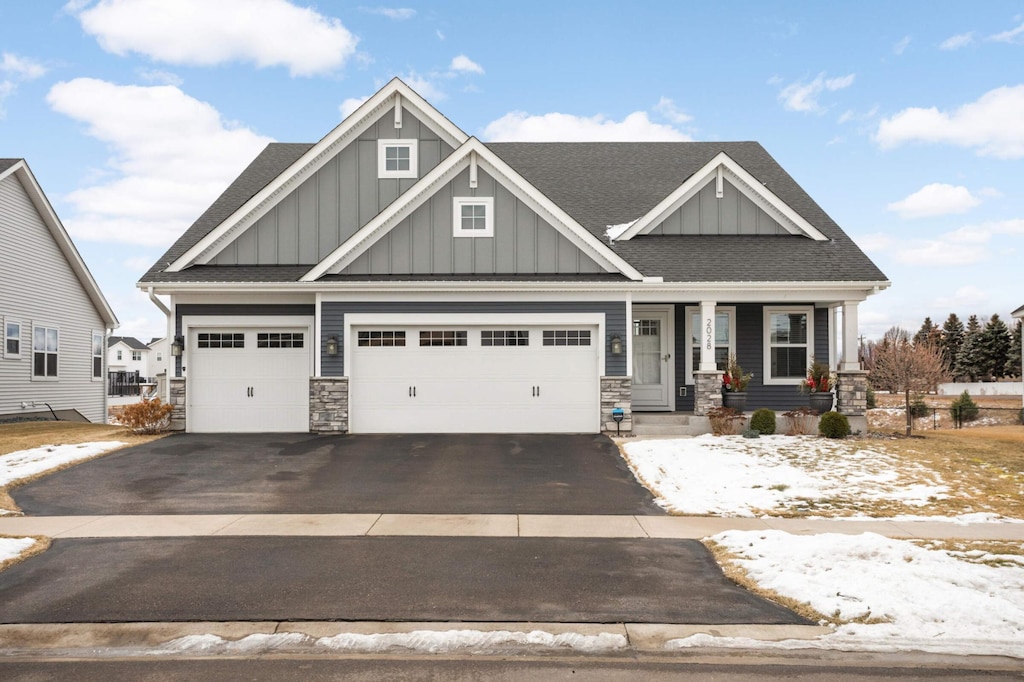 craftsman house featuring a garage