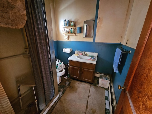 bathroom featuring a shower with curtain, vanity, and toilet