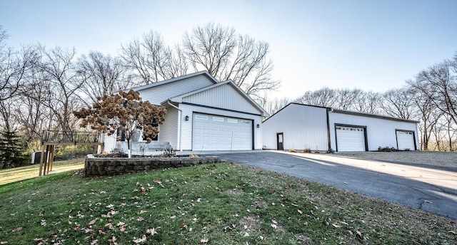 view of front of property featuring a front yard, a garage, and a wooden deck