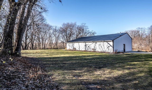 view of yard featuring an outdoor structure