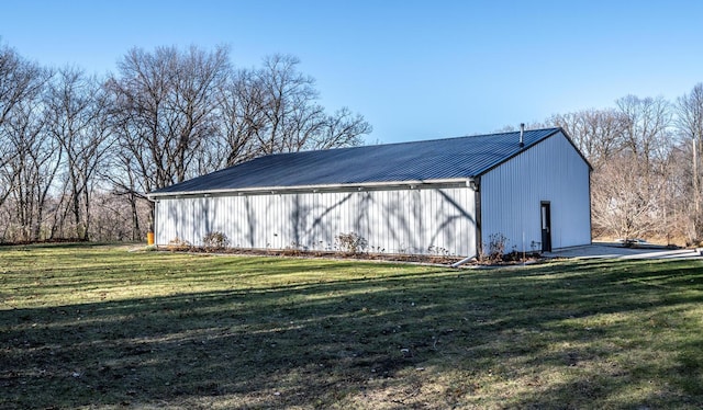 view of outdoor structure featuring a yard