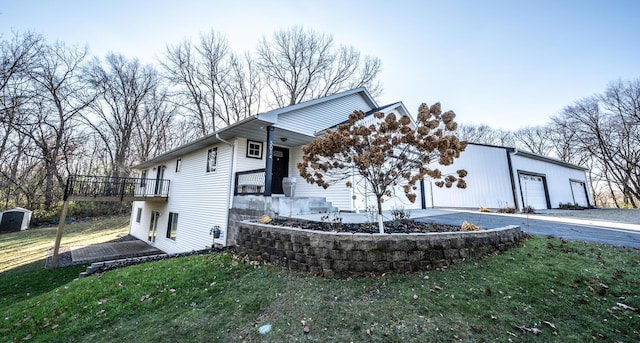 view of front of home featuring a front lawn and an outdoor structure