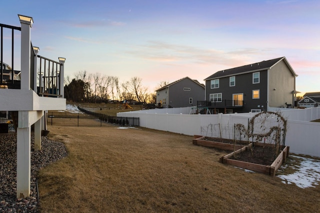 view of yard at dusk