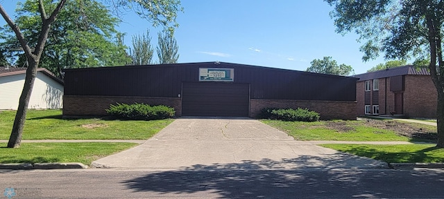 view of front facade featuring a front lawn