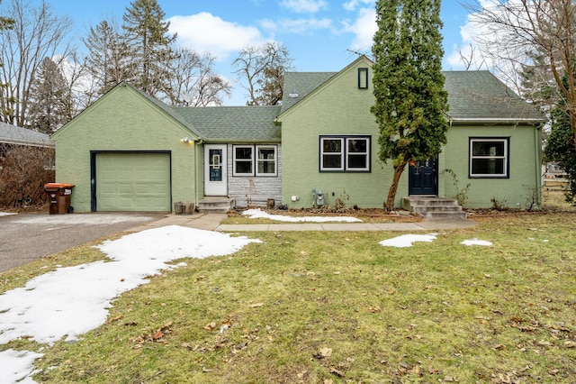 view of front facade featuring a garage and a front yard