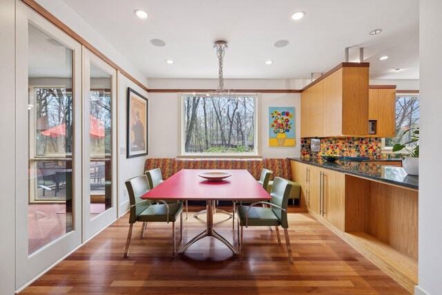 dining room featuring recessed lighting, light wood-type flooring, and a chandelier