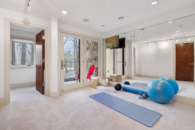 workout room featuring recessed lighting, rail lighting, baseboards, and carpet