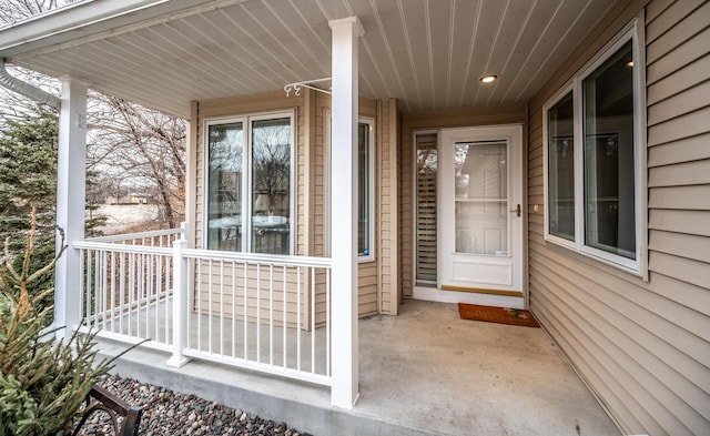 property entrance featuring a porch