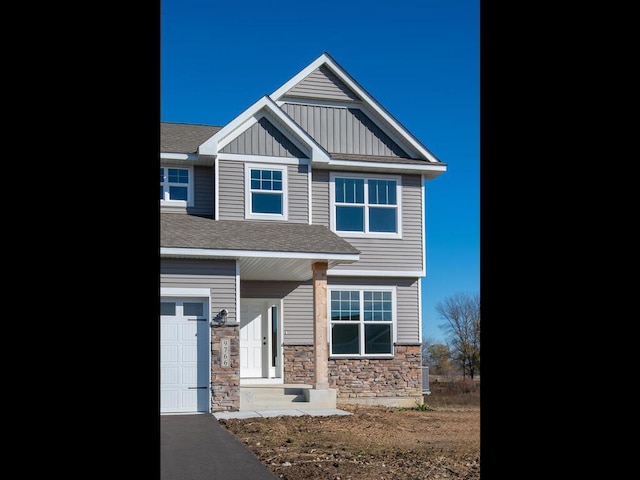 view of front facade featuring a garage