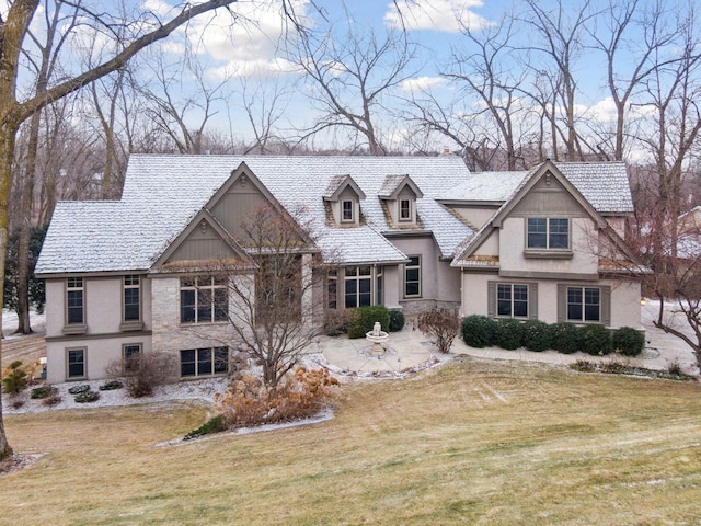 view of front facade with a patio area and a front yard