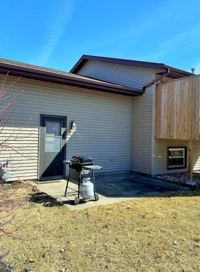 2402 Kenwood Dr SW, Willmar, MN 56201 - rear view of property with a lawn and a patio
