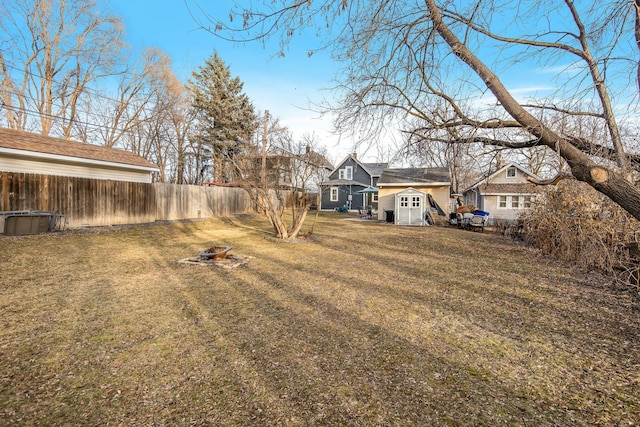 view of yard featuring a shed