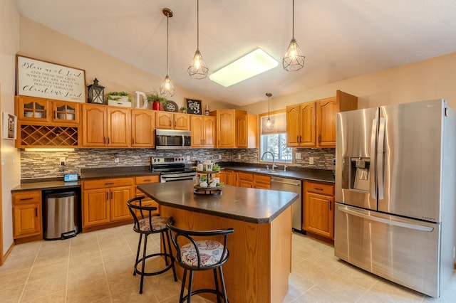 kitchen with stainless steel appliances, dark countertops, a sink, tasteful backsplash, and lofted ceiling