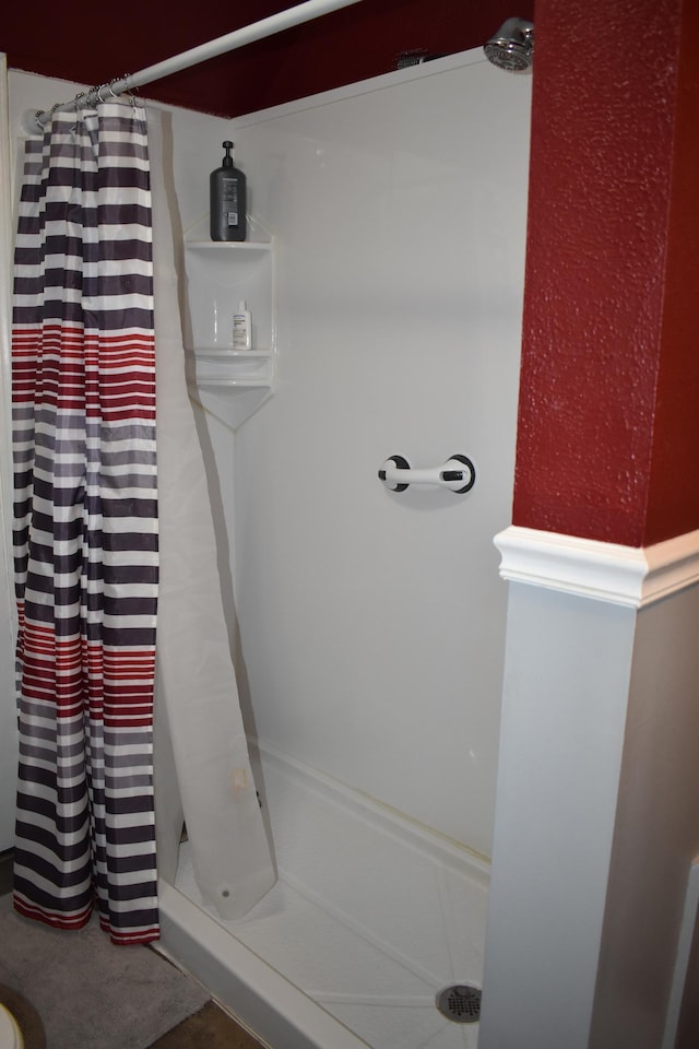 bathroom featuring curtained shower