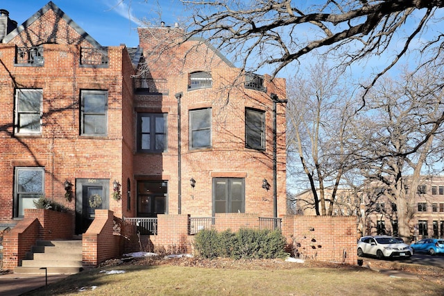 view of front of property featuring a front lawn