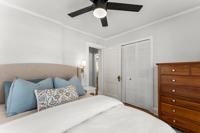 bedroom with ceiling fan, a closet, and ornamental molding