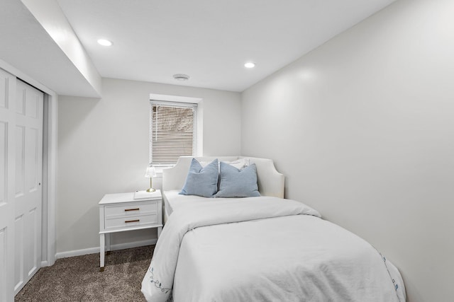 carpeted bedroom with recessed lighting, baseboards, and a closet