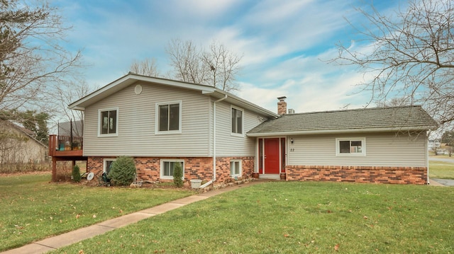 split level home with a front lawn