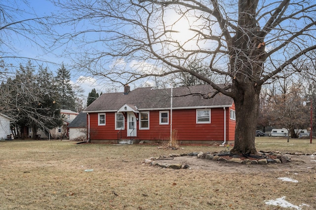 view of front of house with a front lawn