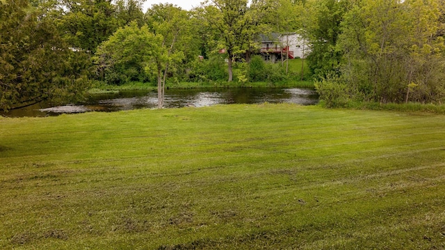 view of yard featuring a water view