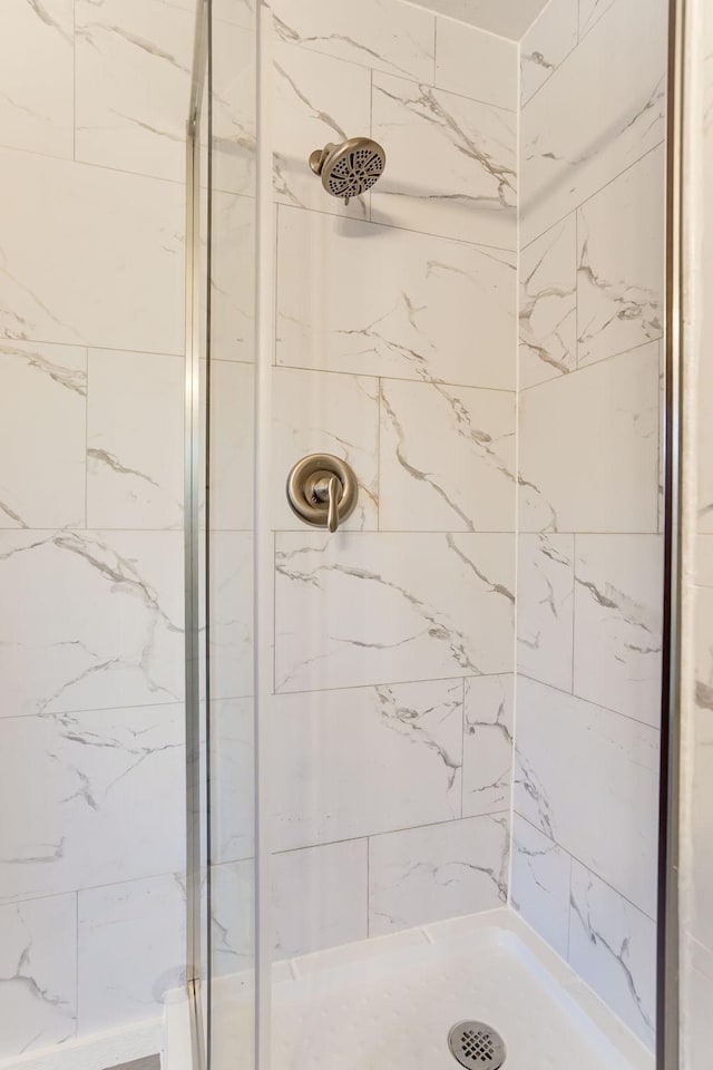 bathroom featuring tiled shower