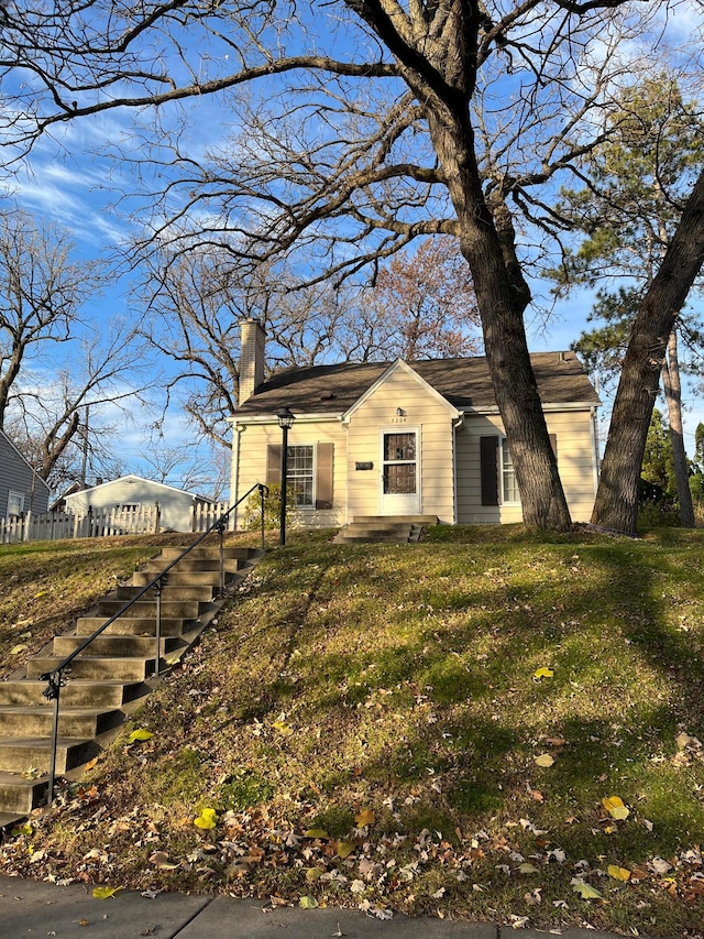 view of front of house with a front lawn