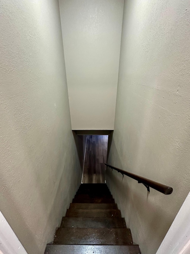 912 Oakley St, Luverne, MN 56156 - view of stairs