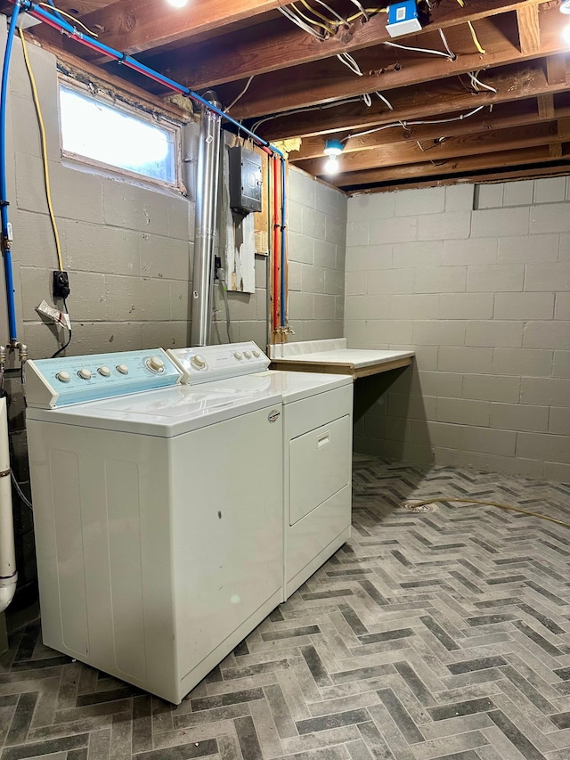 912 Oakley St, Luverne, MN 56156 - laundry room featuring sink and washing machine and dryer