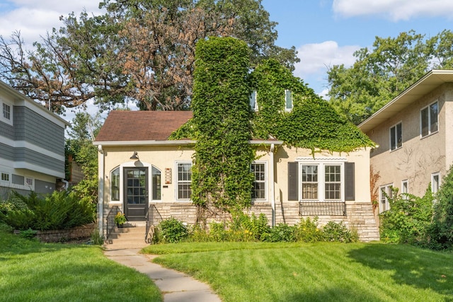 view of front of property with a front lawn