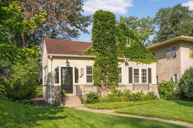 view of front of house featuring a front yard